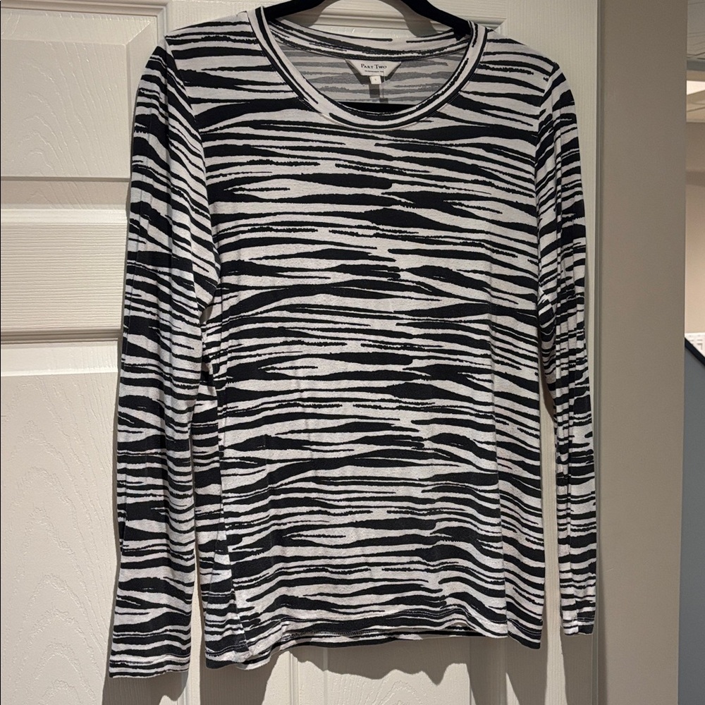 Black and White Zebra-Print Long Sleeve Crewneck